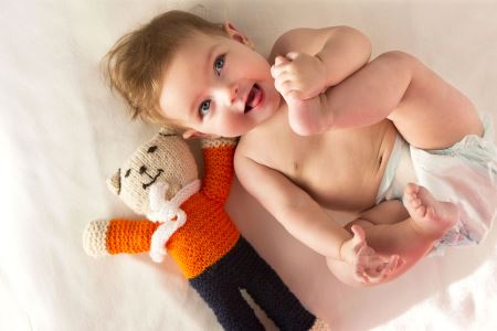 Bébé avec son doudou