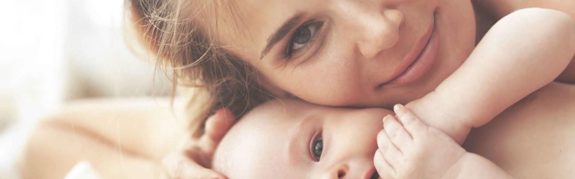 Bébé et Maman se faisant un calin