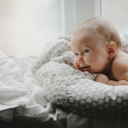 Bébé sur une couette