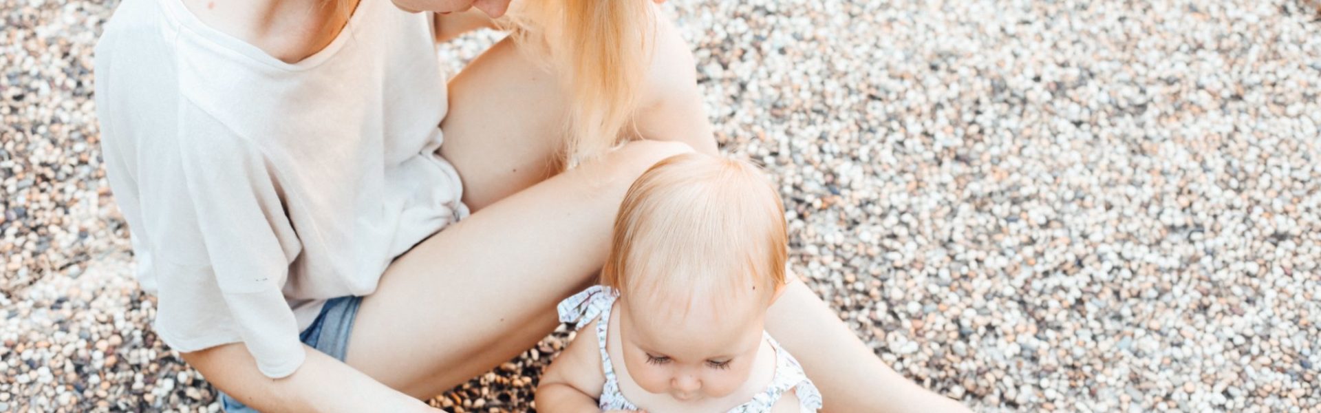 Bébé assis avec sa maman