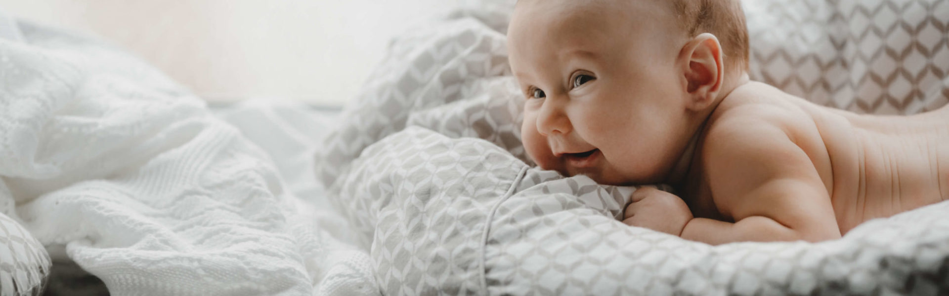 Bébé sur une couette