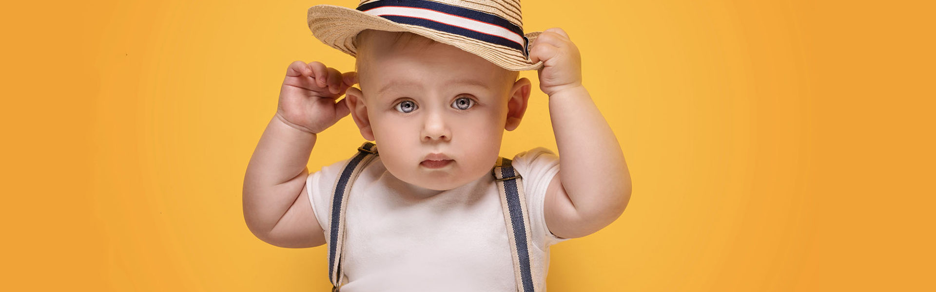 Bébé avec un chapeau